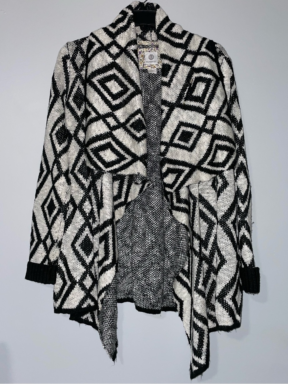 🏁Women’s Element Black and White Knit Sweater